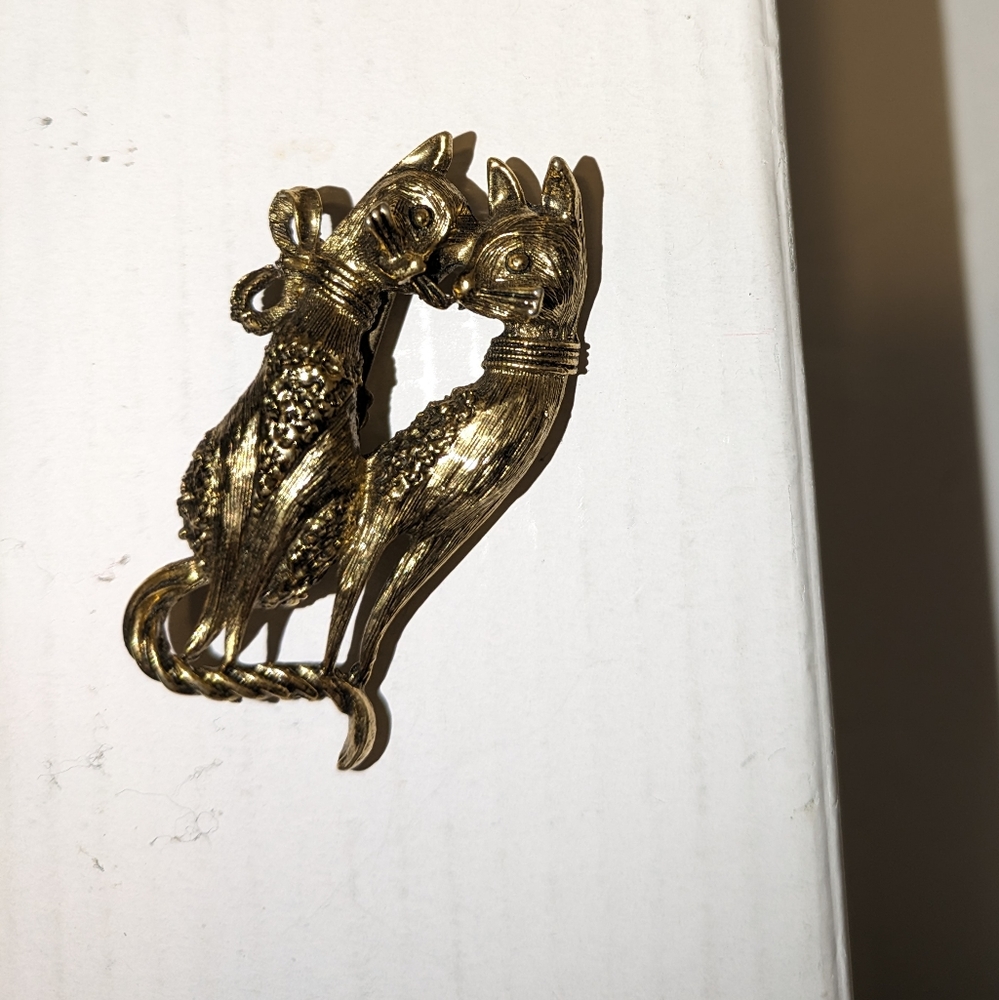 Cats brooch or pin brass/gold color appears vintage
